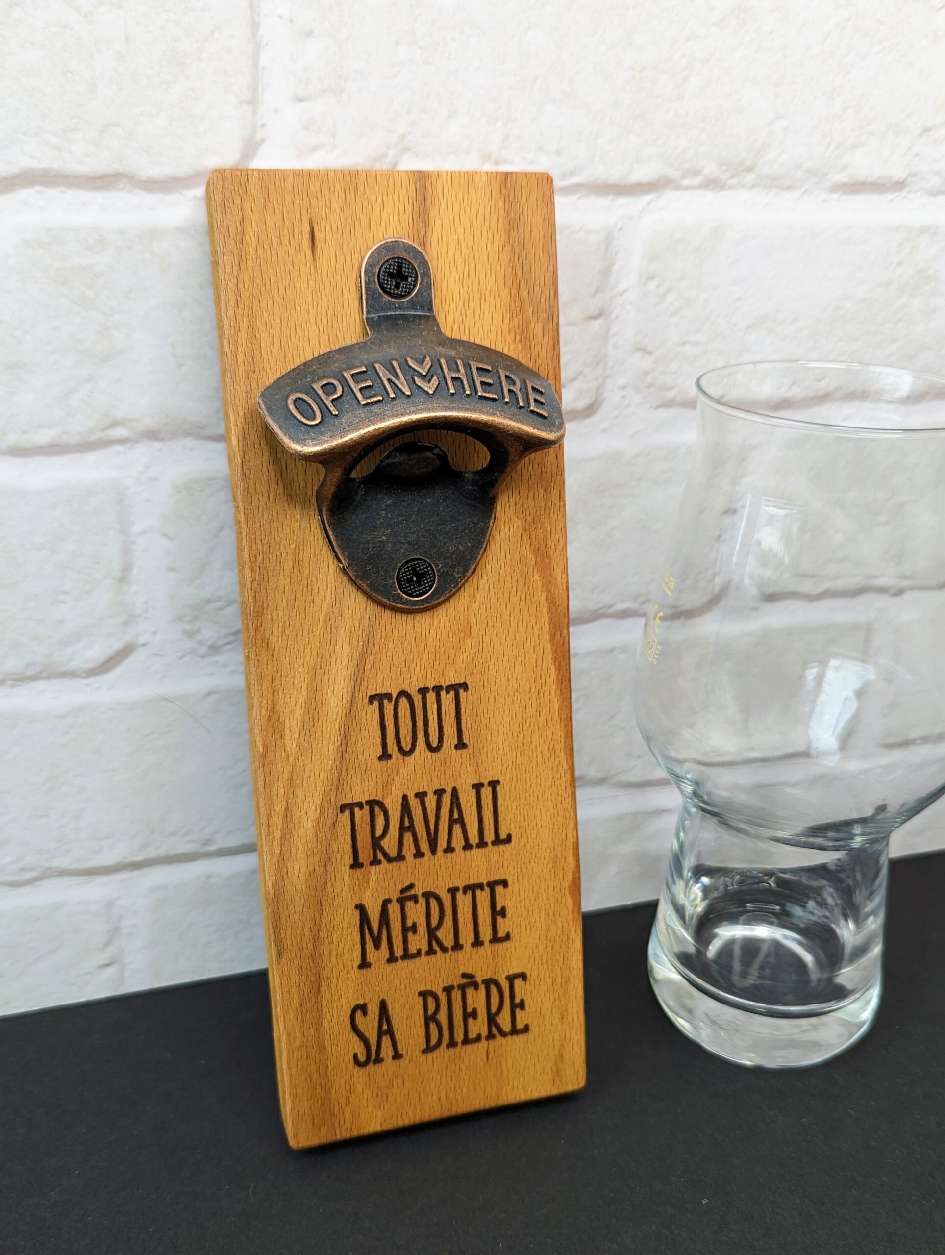 Décapsuleur humoristique bois 'Bouteille' (La bière des Copains, à partager  sans modération !) - 20x7 cm - [A1599]